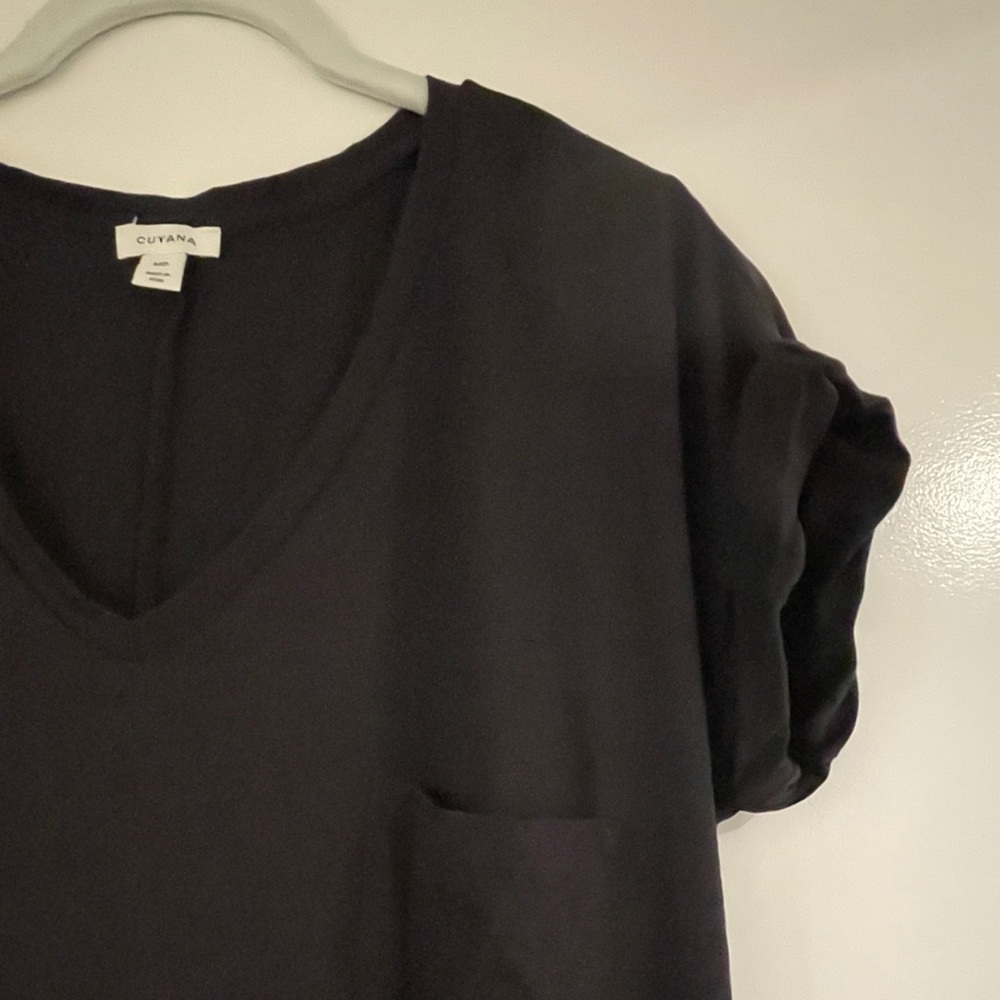 Cuyana Elegant Black V-Neck Tee